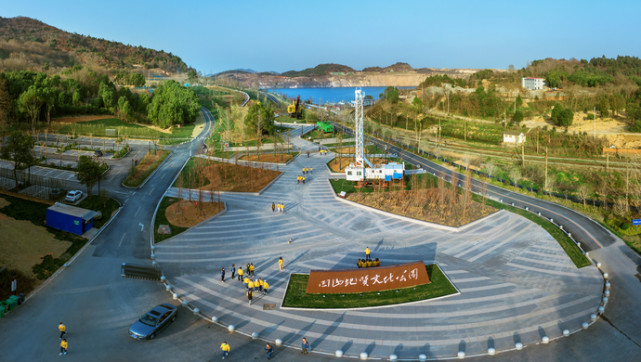 在矿山工作了30年的黄克斌此前从没想过,有一天他