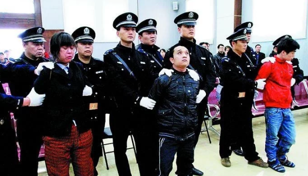 而凌小娟就是没认识到这点,这才落得被枪毙的下场.