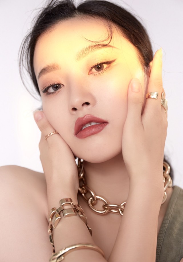 模卡 推荐艺人:何青
