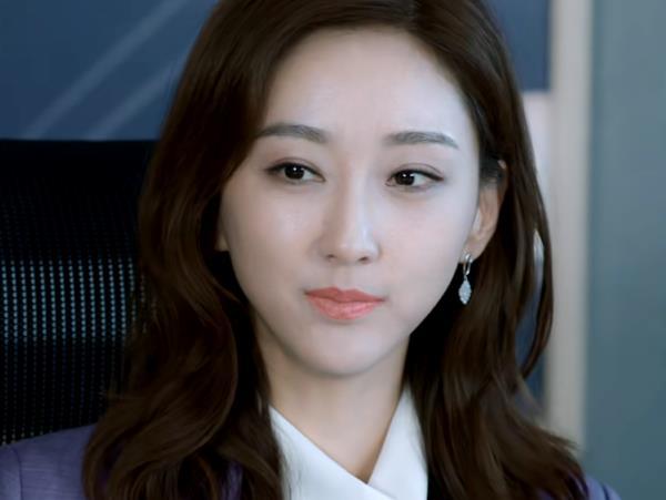 跟马苏相比,张宇菲则在气场上胜过了她,马苏饰演的齐总作为沈明宝的