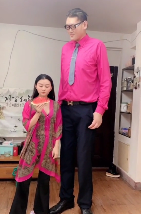 张欢与妻子身高差近1米,生活不能自理被嫌弃,网友:想过河拆桥