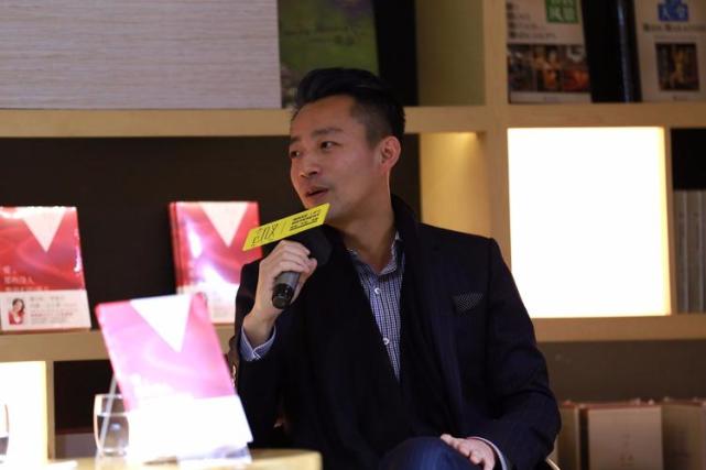 11月22日离婚,于2022年3月8日在网上官宣与韩国52周岁男星具俊晔结婚