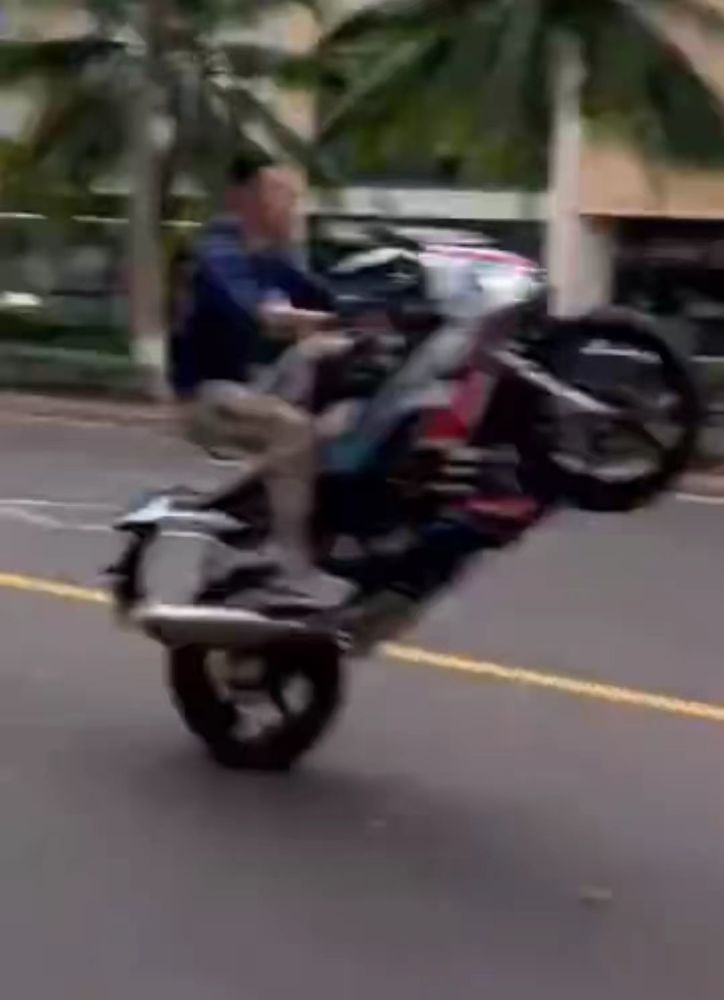 曾被吊销驾驶证 机车博主再次当街炫技 因无证驾驶等被拘留 腾讯新闻