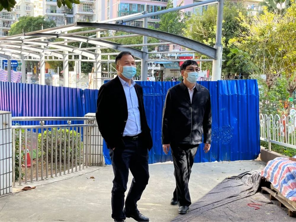 曾繁振副区长等领导实地参观了校园环境,特别了解了