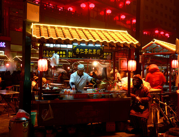 西司夜市也叫丁角街夜市,是開封第二大的夜市.