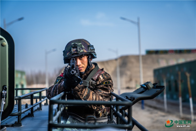 进行火力掩护. 陈戈摄