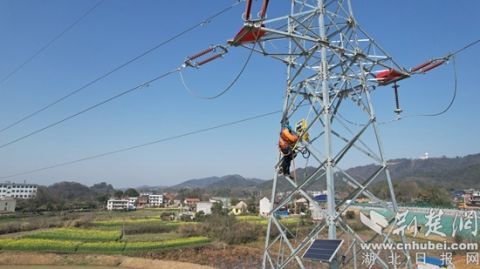 鄂州供電為輸電線路鐵塔裝上夜間閃亮眼睛