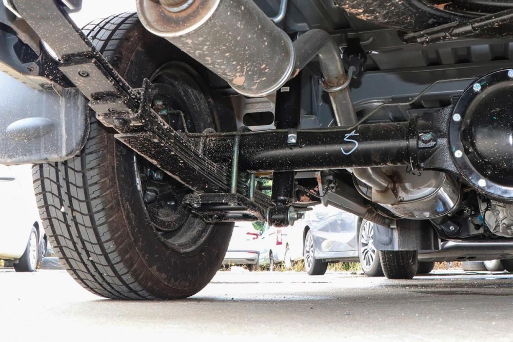 详解五菱荣光加长版中置后驱侧滑门七座布局能拉能装