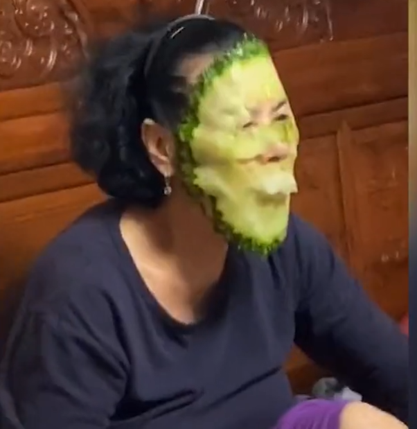 广东奶奶偷偷用黄瓜敷面膜被孙子发现无处可躲竟抬手威胁