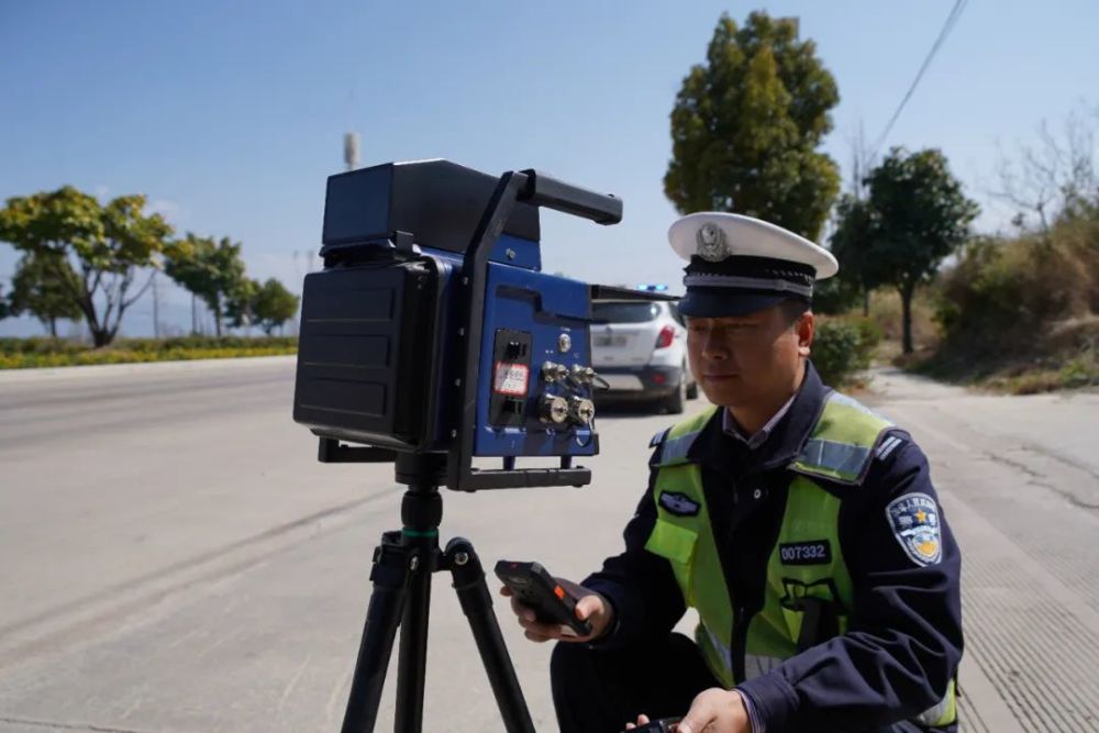 降速行动丨大理市交警开展移动测速给超速行驶的机动车降速