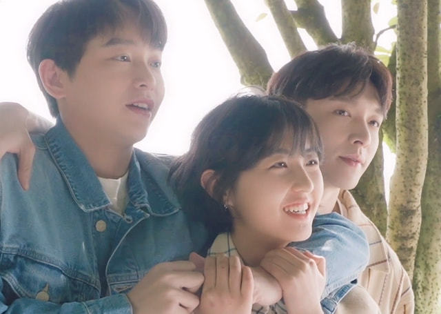 47岁何炅近况曝光,与张艺兴张子枫低调聚餐,现场气氛融洽欢乐多