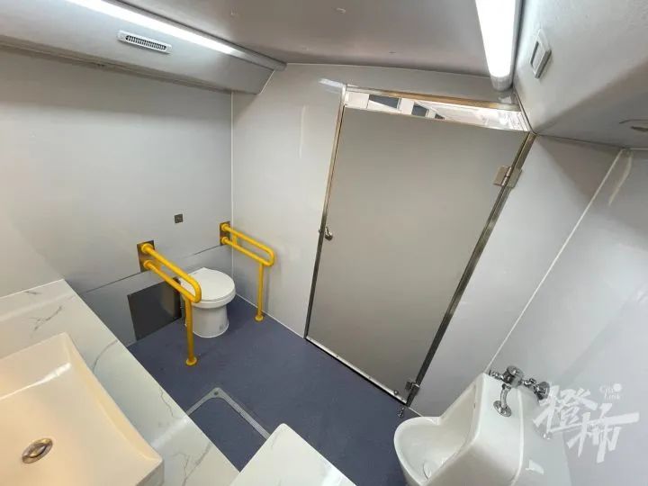 这是辆大巴吗不它是厕所目前正在上牌