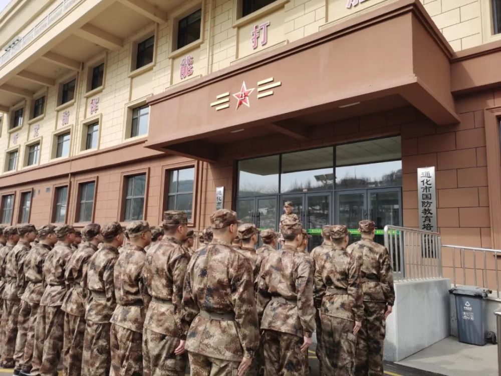 通化军分区在组织新兵役前训练时,坚持把军事训练健康保护纳入训练