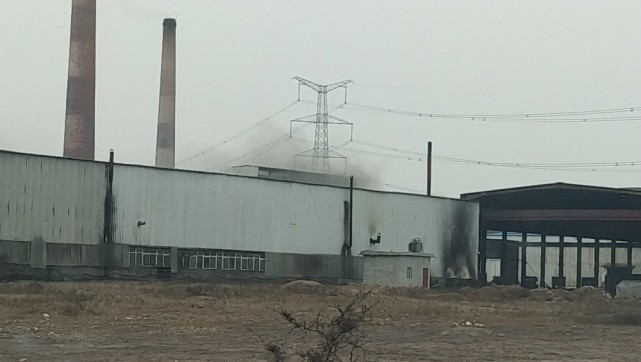 平顶山市宝丰县前营乡碳素厂黑烟弥漫 煤泥晾晒场占地污染