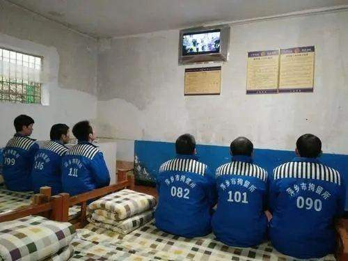 却因为存有侥幸心理,漠视法律,最终走上了违法的道路,被关押在看守所