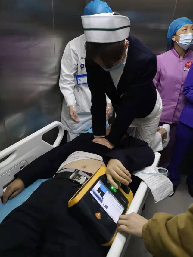最美跪姿不间断心脏按压患者救回来了