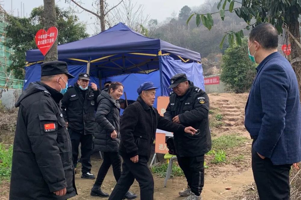 十年前,因附近丘陵地带修建"天府庄园",两千座左右的散坟被集中迁建