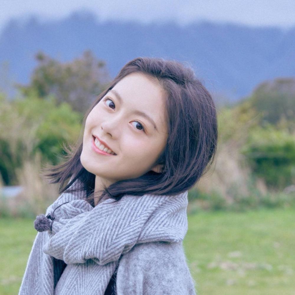 对比前段时间爆火的赵今麦,12岁出演电视剧《巴啦啦小魔仙》,17岁出演