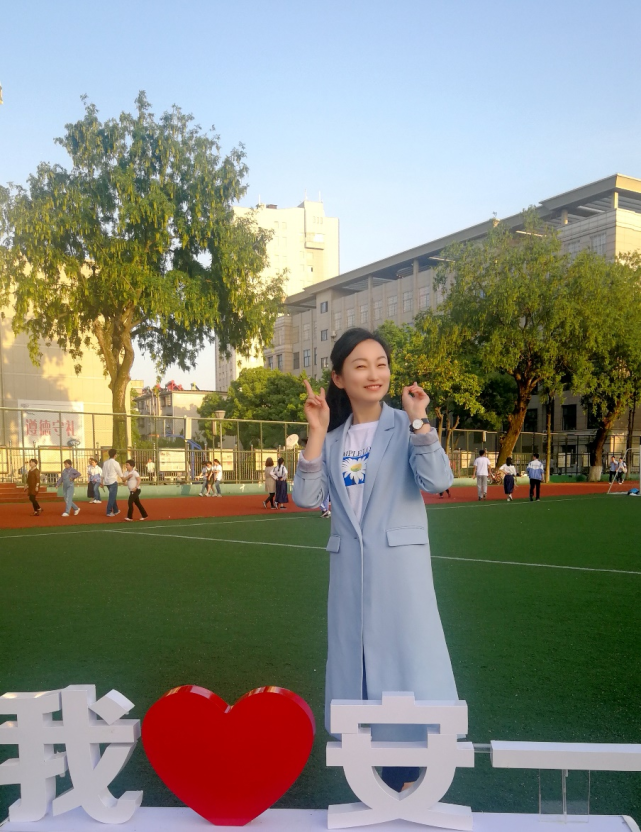 荐书老师:姜莉教师简介:教育硕士,安庆一中学生发展中心副主任,担任多