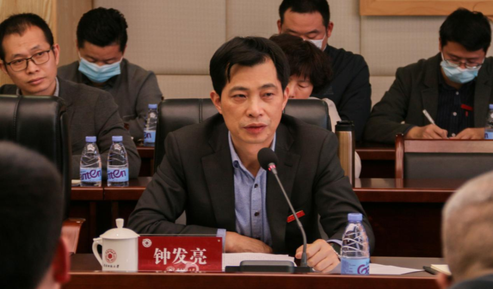 校党委副书记  钟发亮会上,学生处,招生就业处,校团委等相关单位负责
