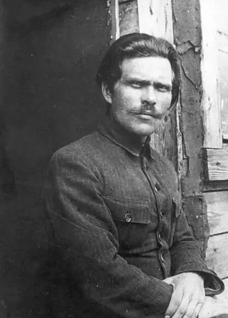 在监狱里,马赫诺结识了无政府主义知识分子阿尔西莫夫.