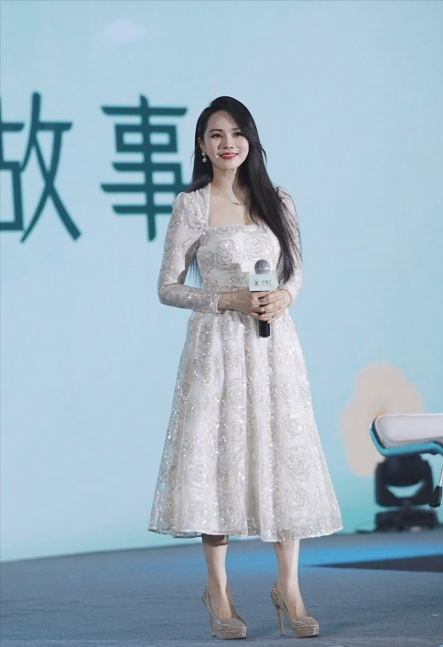 伊能静这么穿裙子挺像富婆半百的年纪却没有赘肉身材太好