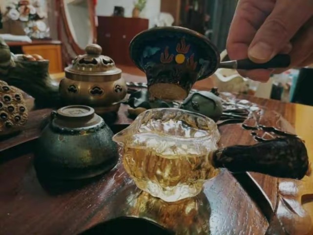 牙齿上都是茶锈,而且有时候还会有心悸的感觉,后来被爱喝茶的朋友指出