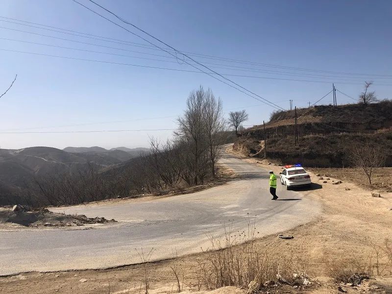 3,旦八至高粱路段25km處五里灣村路段存在問題:道路屬鄉村道路交匯