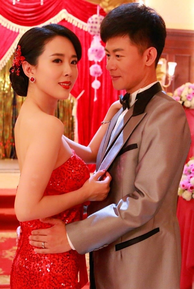 颜丹晨挺孕肚比心庆生肚大似足球临盆在即陈昊被误传是孩子爸