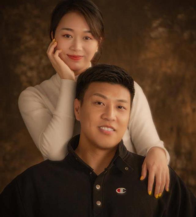 今年,杨伊琳分享了自己的喜事,正式宣布自己结婚了,还附上和老公的