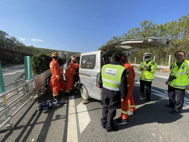 上鹤高速一辆面包车失控撞向护栏,1人被困驾驶室
