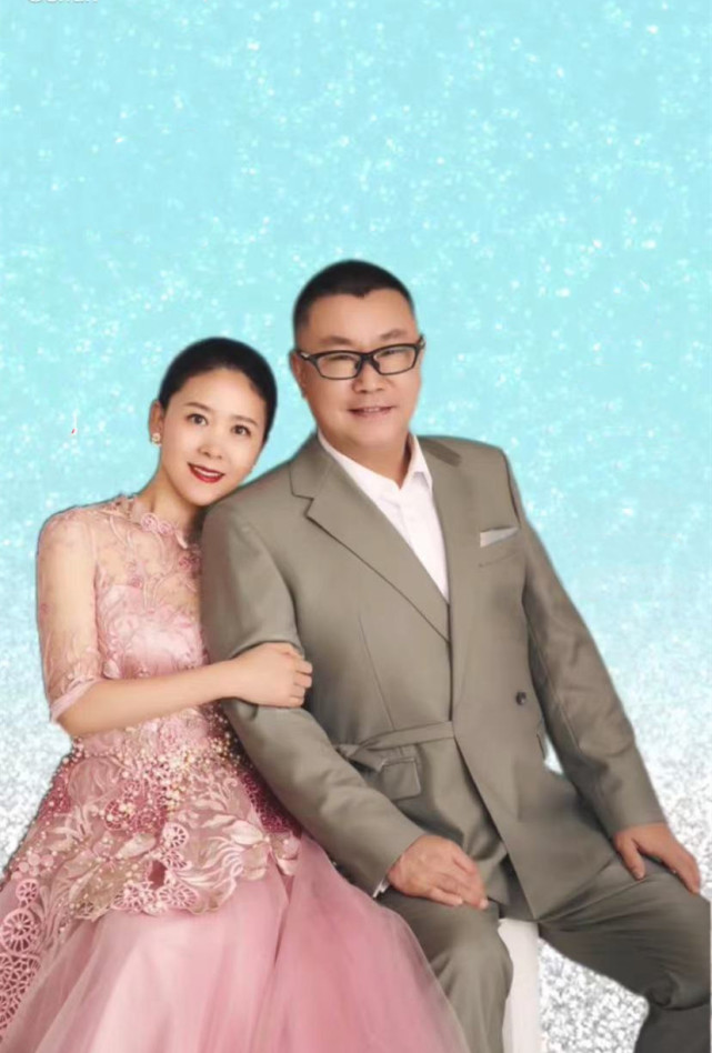 尹相杰带小16岁妻子出道穿隆重礼服高调发歌女方貌美气质卓然