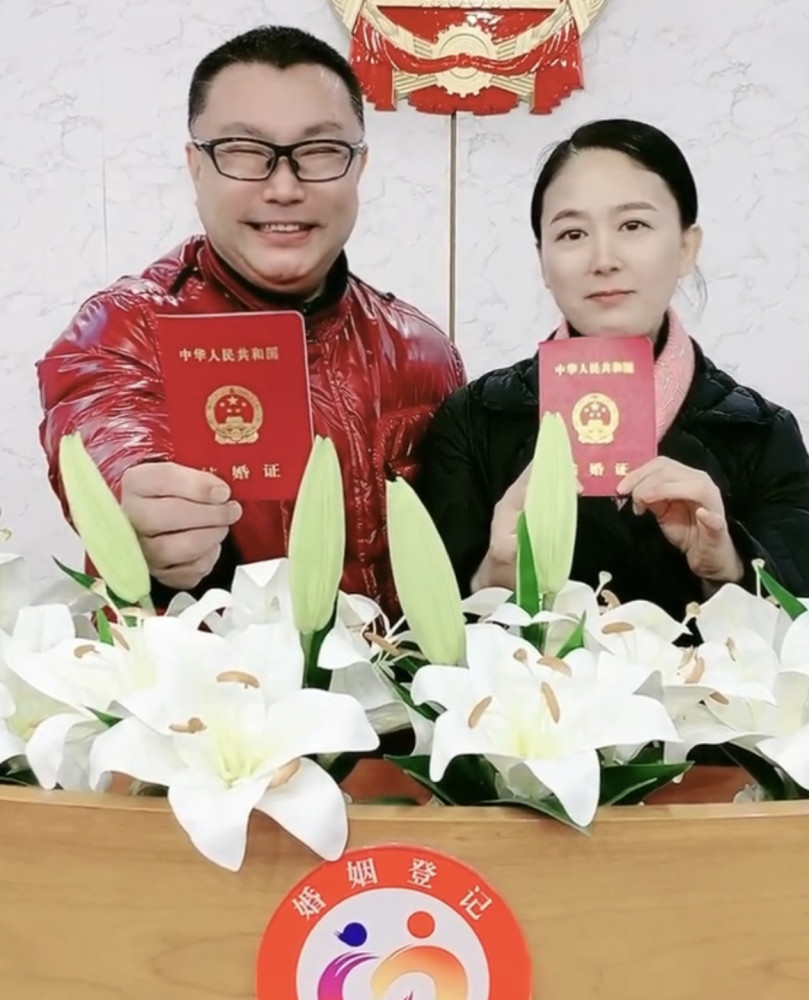 尹相杰带小16岁妻子出道穿隆重礼服高调发歌女方貌美气质卓然