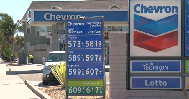 8日,美国加利福尼亚州圣迭戈的雪佛龙加油站,美国油价不断升高 推特图
