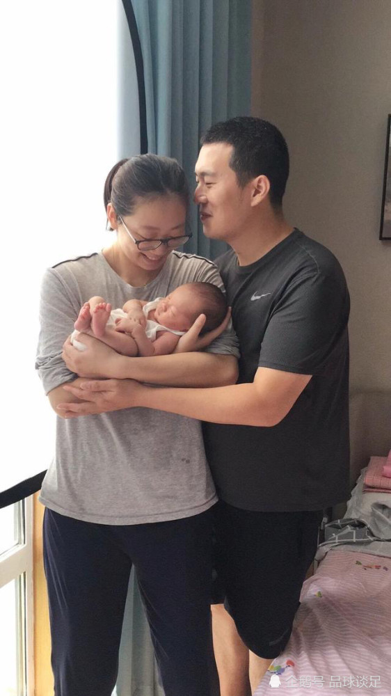 个人生活方面,张晓婷的丈夫陈超是一名身高1米9的大学教师,他与晓婷是