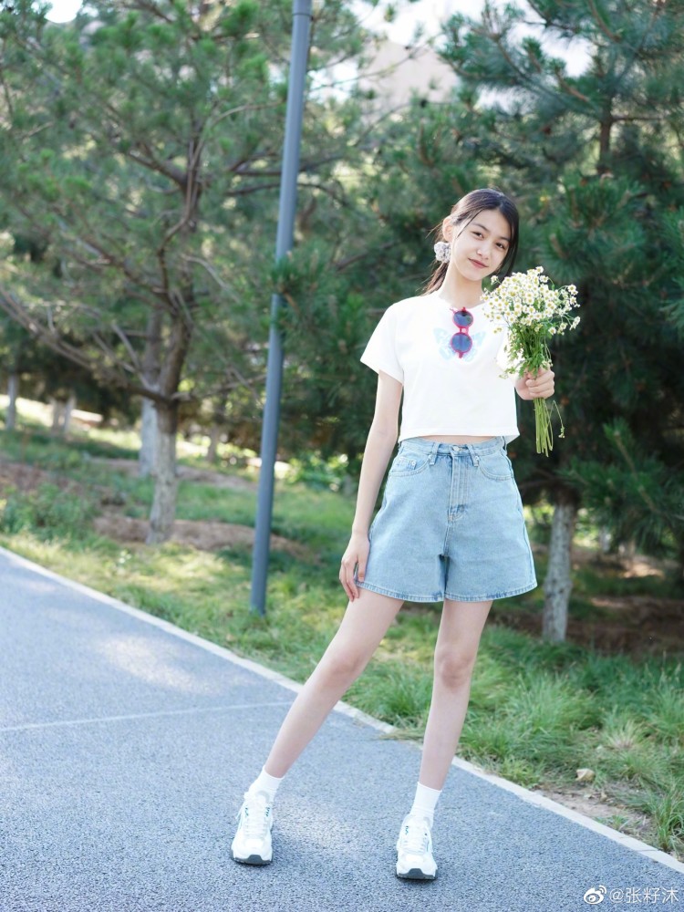 童星张籽沐14岁身高已近170腿长堪比关晓彤还演上校园剧女主了