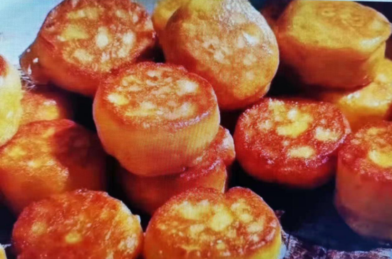 会理名小吃——熨斗粑熨斗粑更加符合大众的胃,个头大,一铜碗一个