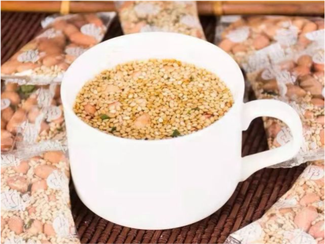 在江西修水,则习惯在豆子芝麻茶的基础上再加入用盐腌制好的菊花,使这