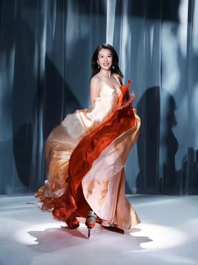 杨扬受邀演绎net-a-porter"了不起的一天",呈现柔美外表与炽热内在