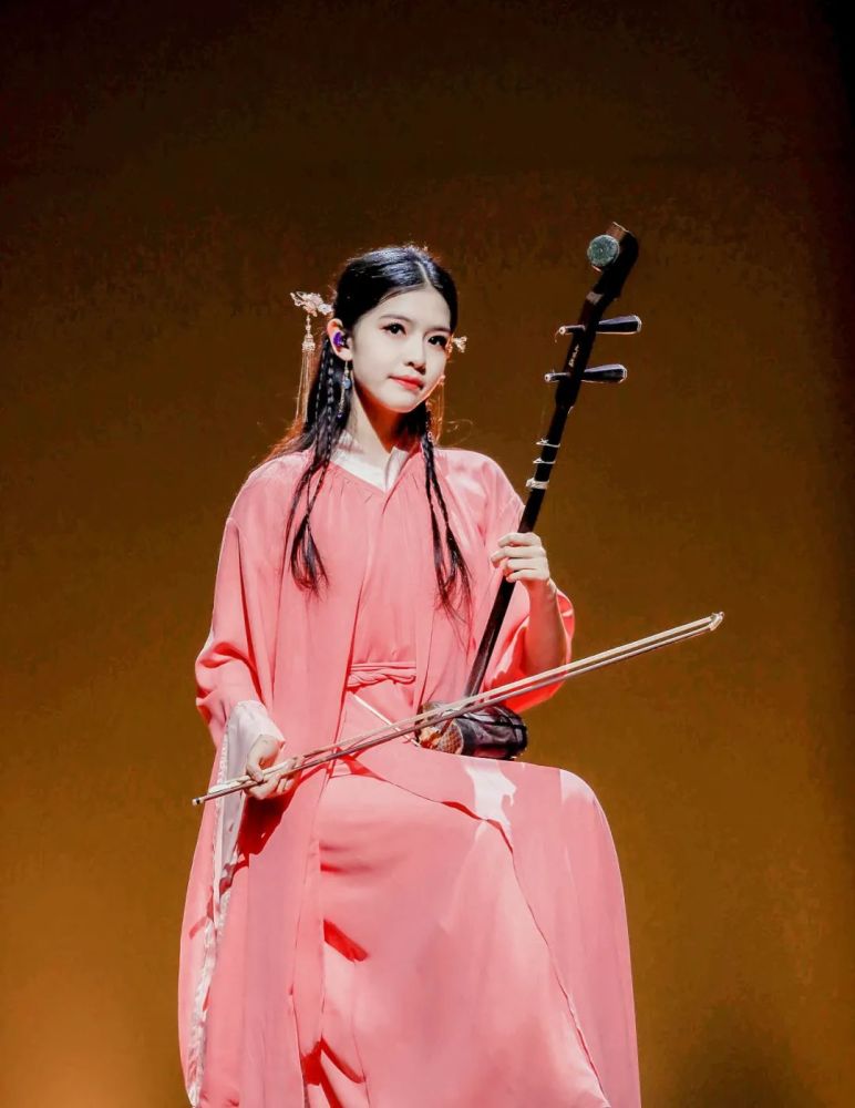 陈依妙接受音乐财经请回答2022特刊专访分享二胡世家环境下的音乐成长