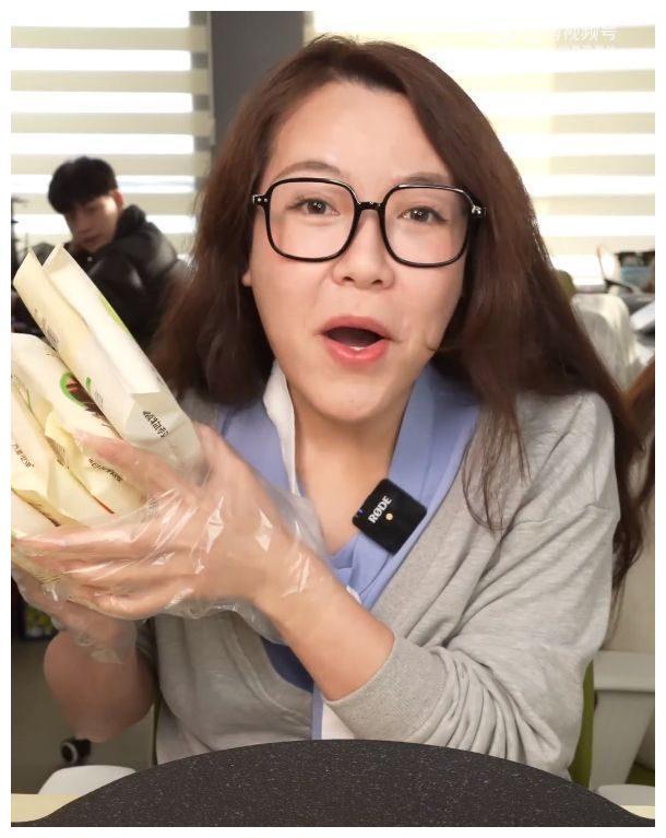 网红浪胃仙再惹争议上综艺进女卫生间本人男性特征非常明显