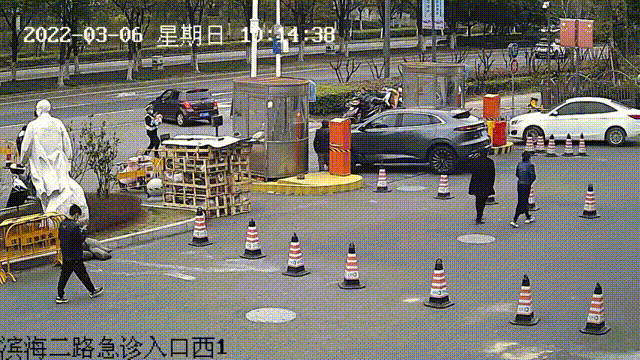 "小伙在医院门口声嘶力竭,咋回事|姚豪杰|警车|宁波