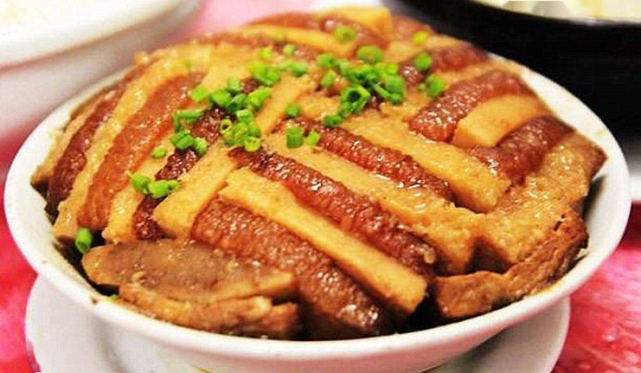 教你在家做芋头扣肉,牢记1个窍门,出锅后软糯不油腻,好吃过瘾