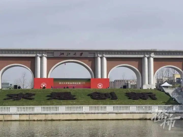 浙大紫金港校区南一门今天上午正式开通