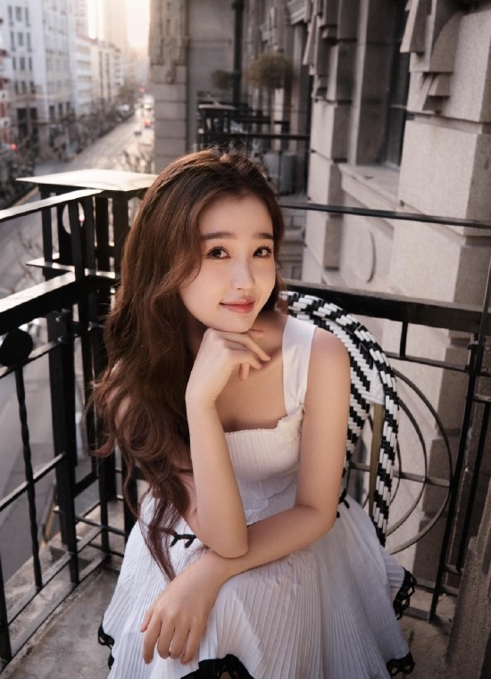 虞书欣落日余晖写真白色长裙搭配温柔卷发元气满满