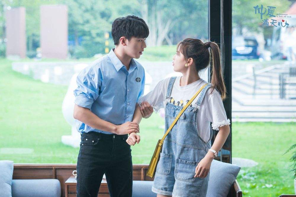 27岁许魏洲卡点官宣结婚从未公布过恋情唯一绯闻对象是周雨彤