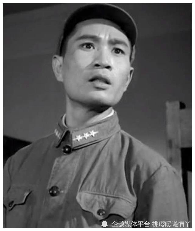 1951年赴朝鲜前线慰问志愿军,1958年成为八一电影制片厂演员剧团的