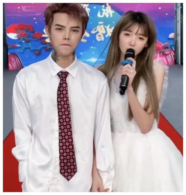 在近日殷世航直播时,他拆穿了新腾和何婧婧分手是剧