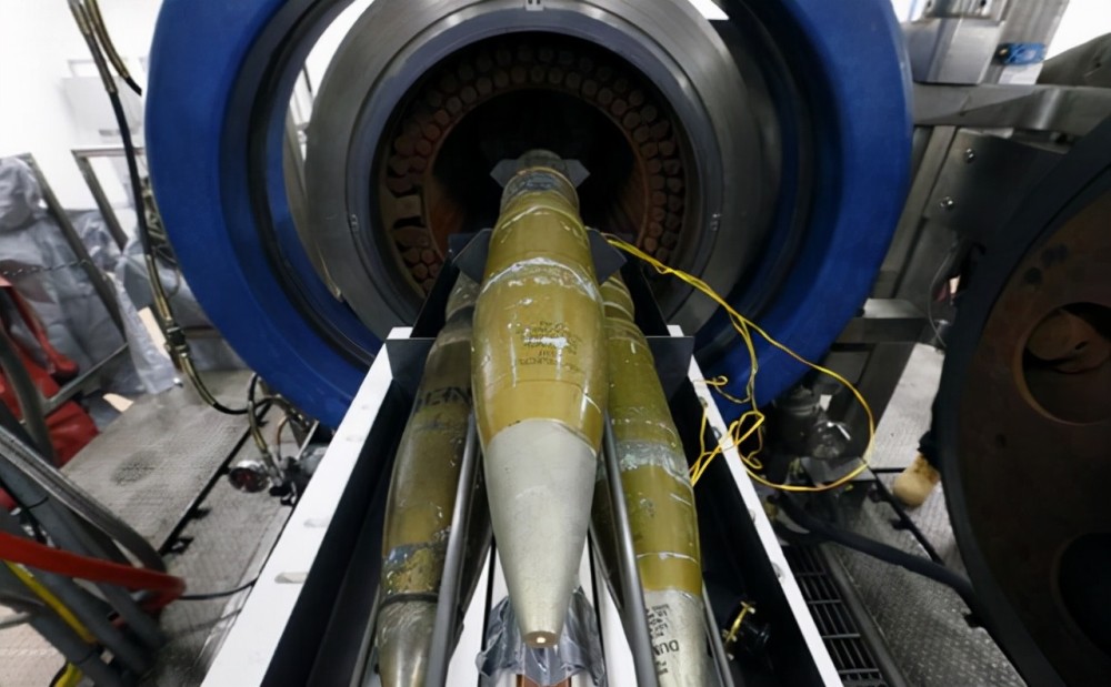 日本邪教成员为了报复社会,在东京地铁的3条铁路上释放了沙林毒气