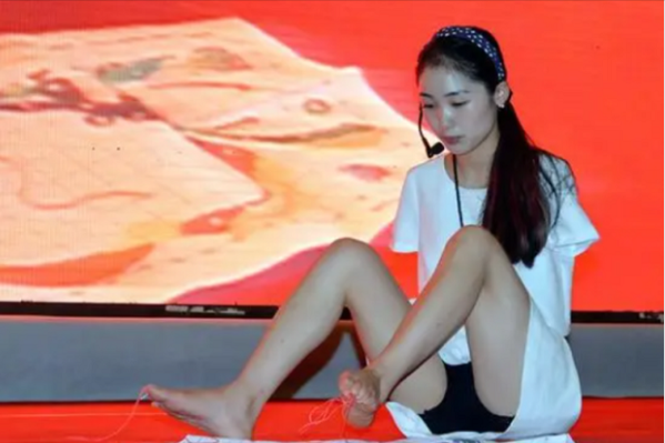 断臂女孩杨佩:为生存开始乞讨,靠十字绣当上老板:可以招残疾人